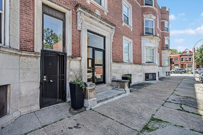Building Photo - 1029 E 41st Pl