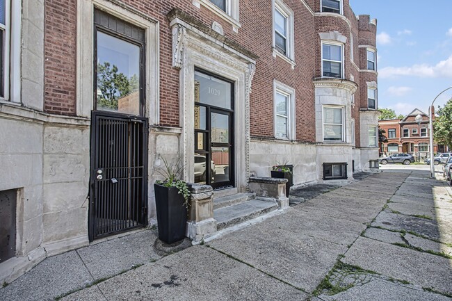 Building Photo - 1029 E 41st St