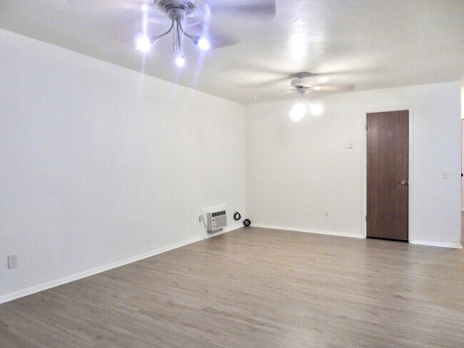 Foto del edificio - 146-146 Parrish Ln