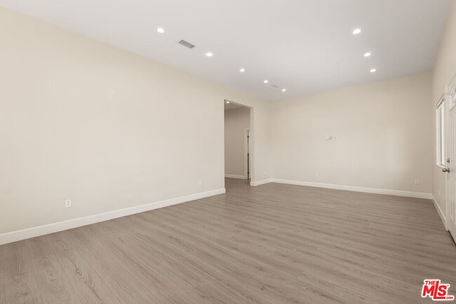 Foto del edificio - 6255 Gentry Ave