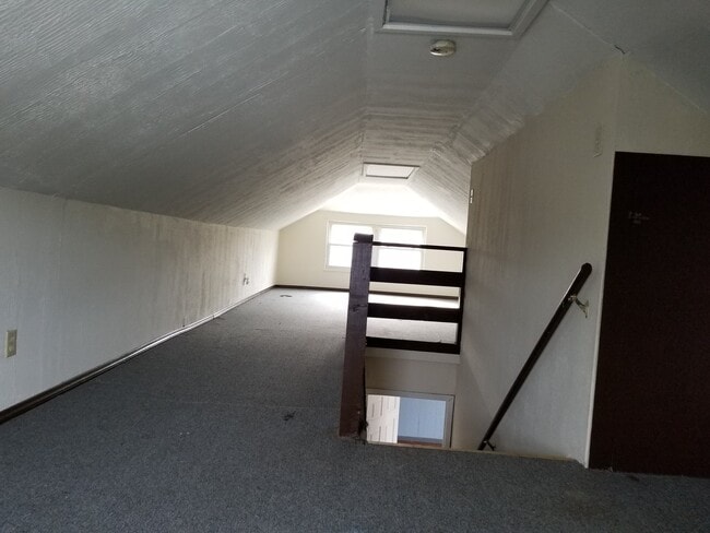 Building Photo - 3 bedroom 1 bath home with garage