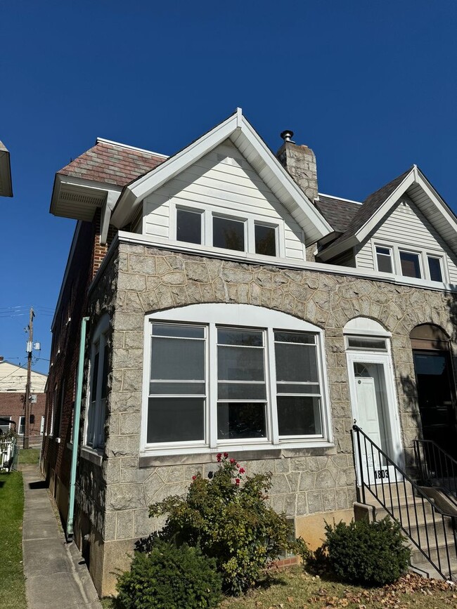 Building Photo - WEST END THREE BEDROOM TWIN