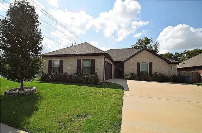 Building Photo - 2901 SW Briar Creek Ave