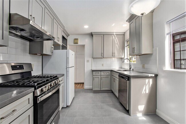 Foto del edificio - 2032 Central Ave - 2 bedroom | 1 bath | Fr...