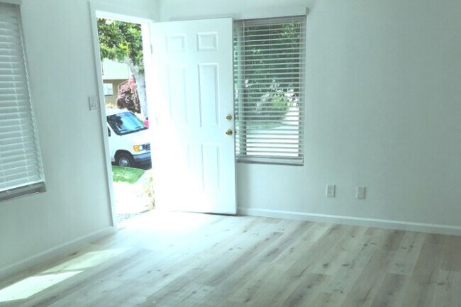 Living Room - 212 N Juanita Ave
