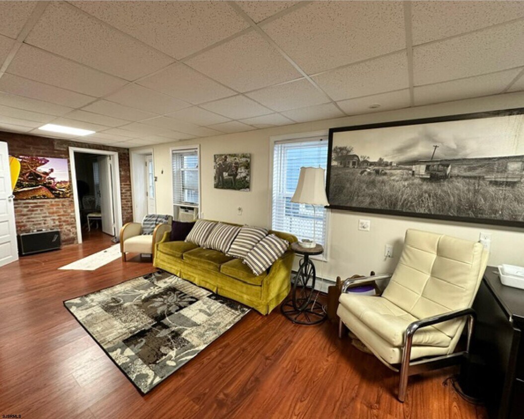 Primary Photo - 8 N Nashville Ave