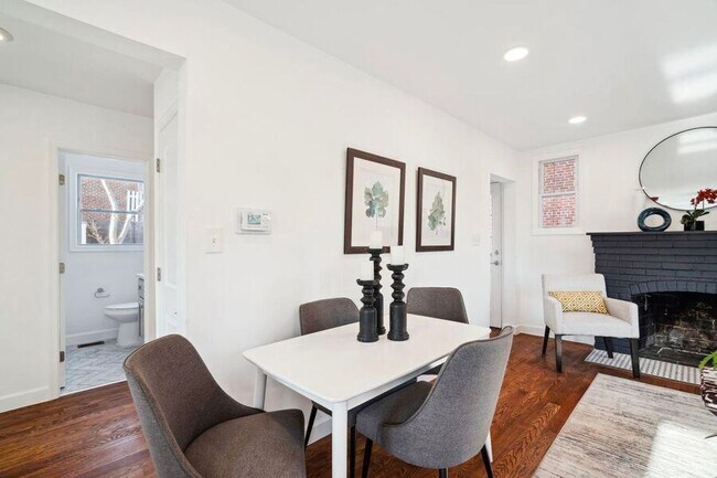 Foto del edificio - 5643 Clay Pl NE