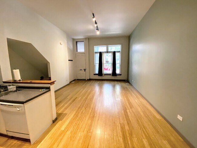 Building Photo - 842 N Wolcott Ave