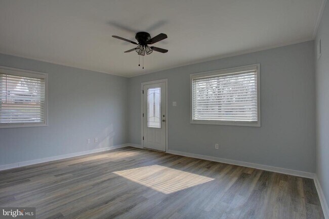 Foto del edificio - 232 Cabbel Dr