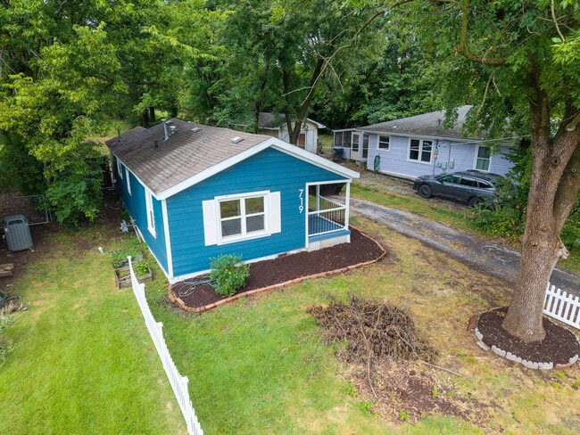 Building Photo - 719 Mikel St