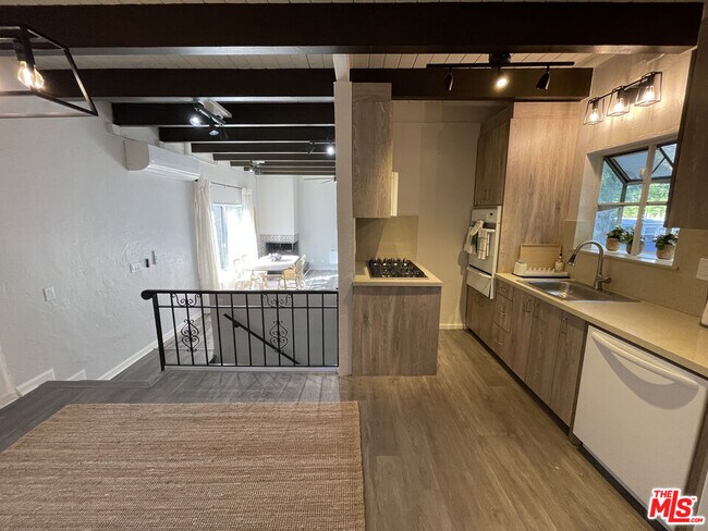 Foto del edificio - 2128 N Beverly Glen Blvd