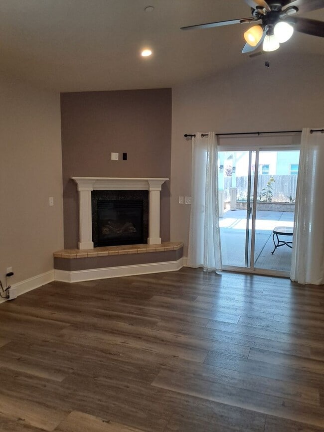 Building Photo - 4 bed / 2 bath with outdoor entertaining area