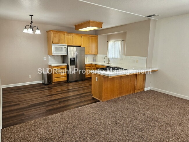 Building Photo - AVAILABLE AUGUST - Spacious 3 Bed / 2.5 Bath Templeton Condo