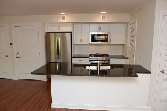 Building Photo - 203-205-205 Nassau St