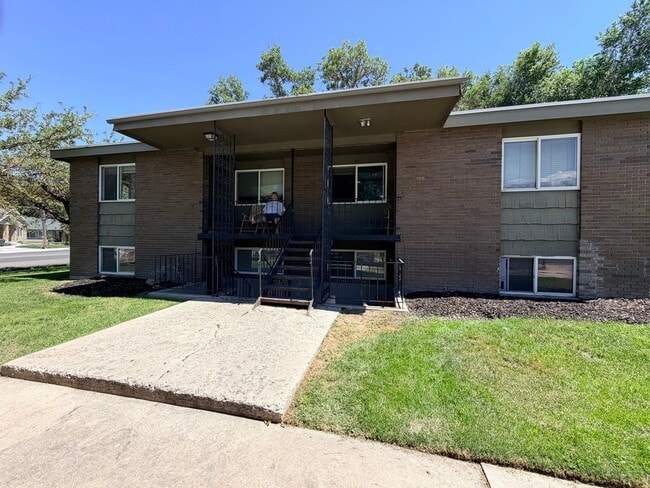 Building Photo - 8689 Fairoaks Cir