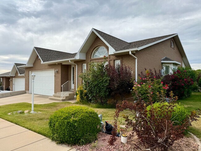 Building Photo - Spacious 4-Bedroom Duplex in Quiet South O...