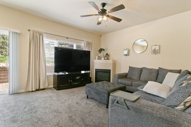 Building Photo - 3 Bed 4 Bath Townhome with a Fully Finishe...