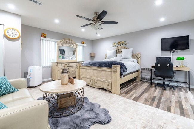 Building Photo - Adorable Studio for Rent - Short Term Fully Furnished!
