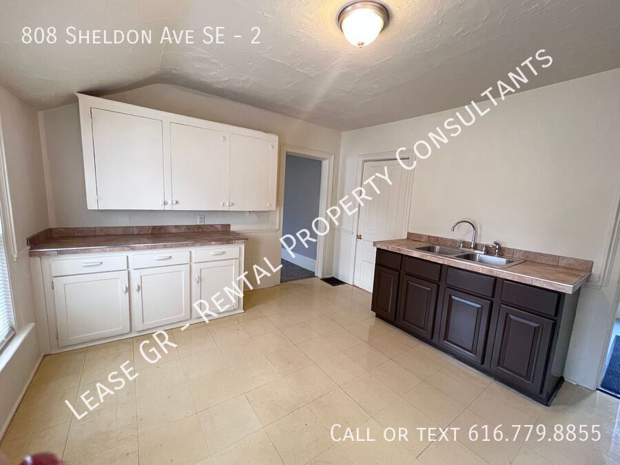 Primary Photo - Spacious Upper One Bedroom Apartment! Minu...