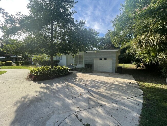 Building Photo - Close to Campus