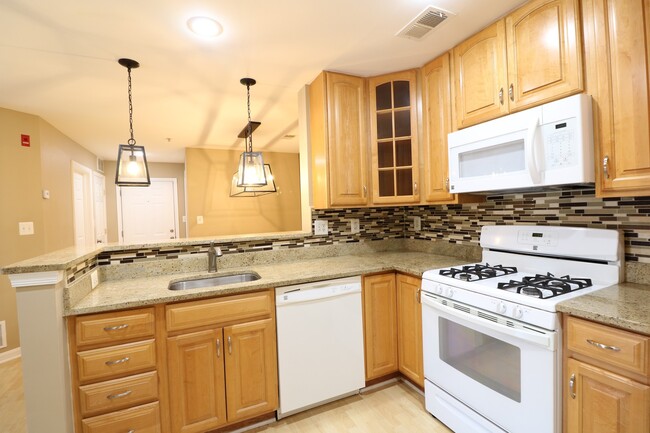 Building Photo - Spacious 2BD/2BA Condo with Balcony in Fou...