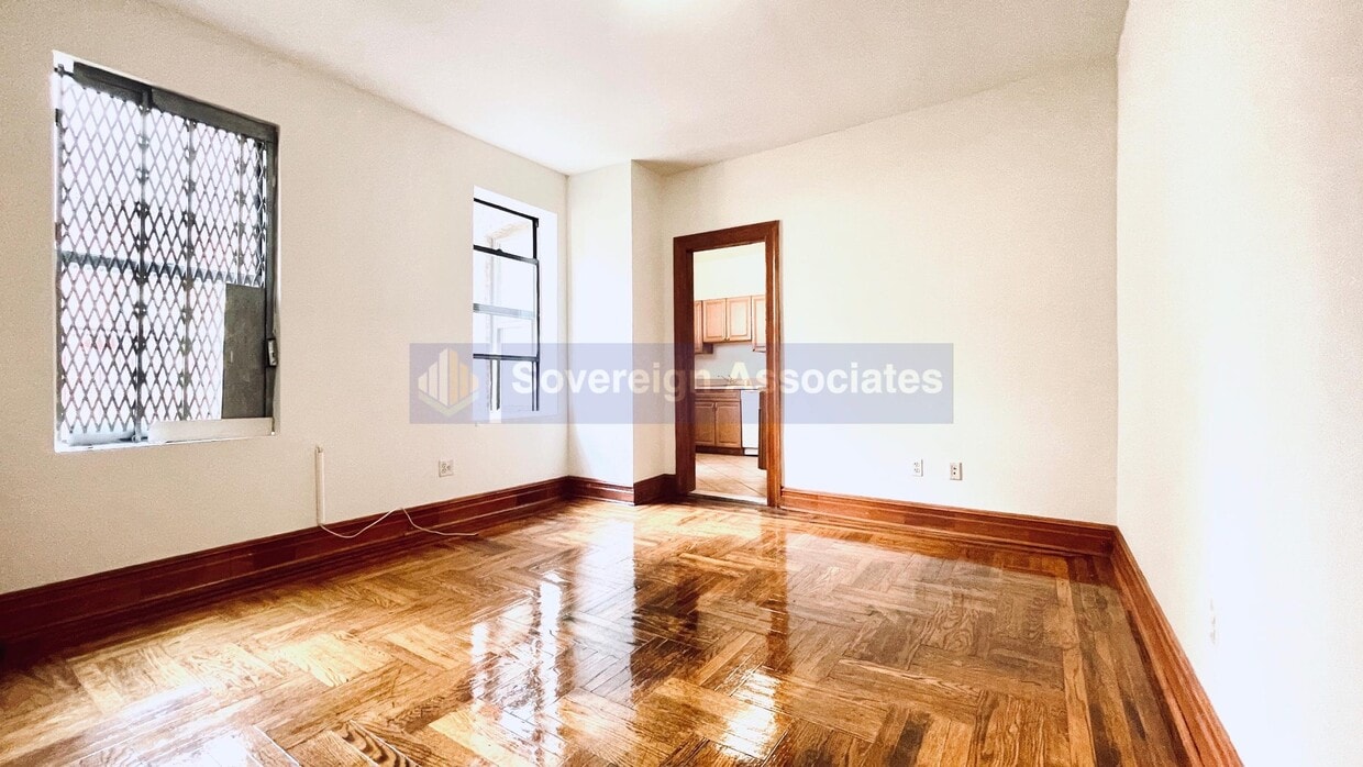 Foto principal - 64 W 108th St