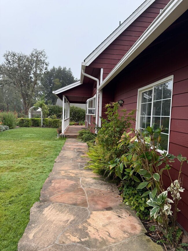 Foto del edificio - Experience the perfect blend of comfort, style, and country in this rare West County find!