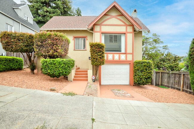 Photo - 733 Grosvenor Pl House