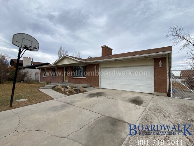 Building Photo - Great 5 Bed Now Available in Riverton