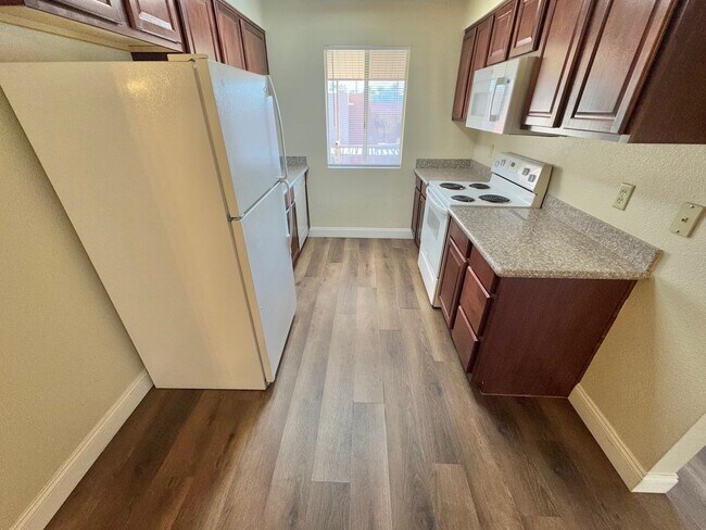 Foto del edificio - Charming 1-Bedroom Condo with Private Patio