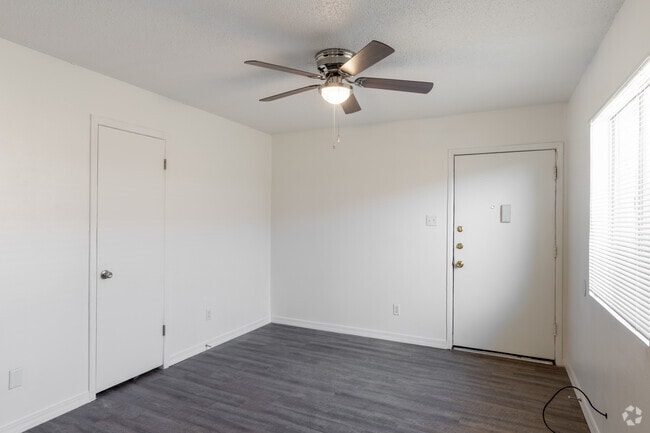 2BR, 2BA - 814SF - Living Room - Maximus Apartments