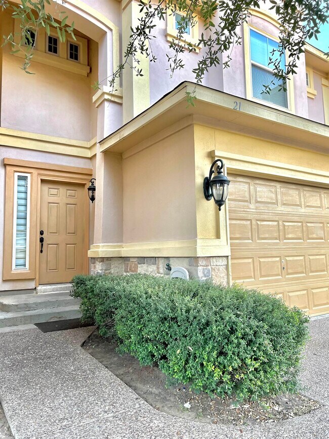 9310 Albany Dr Unit 21, Laredo, TX 78045 Condo for Rent in Laredo, TX