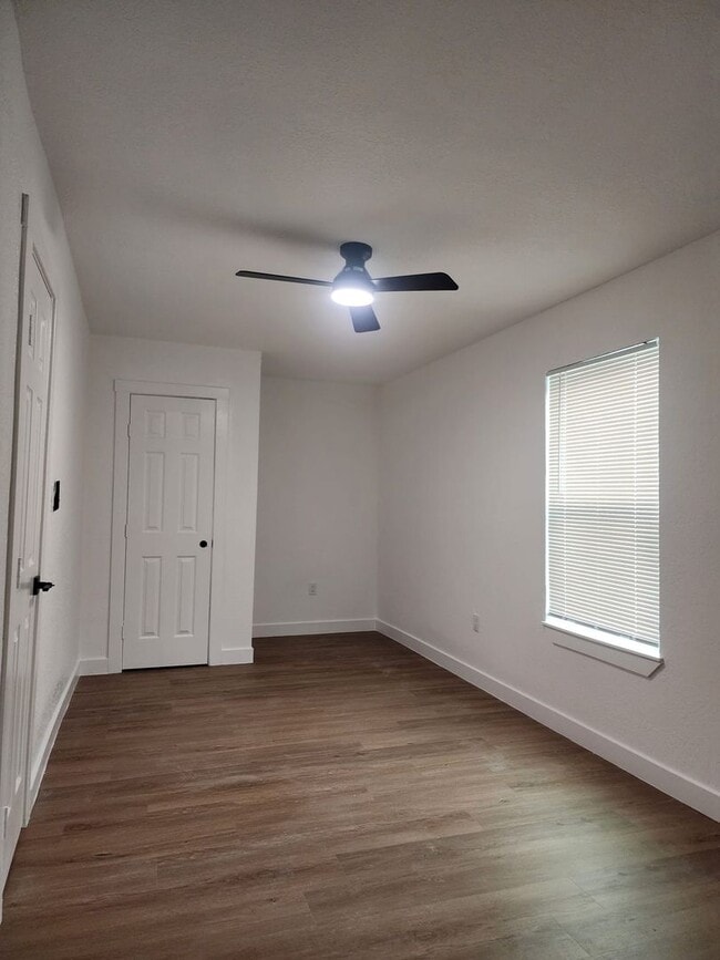 Building Photo - BEAUTIFUL HOME IN LA PORTE TX. MOVE IN READY!.