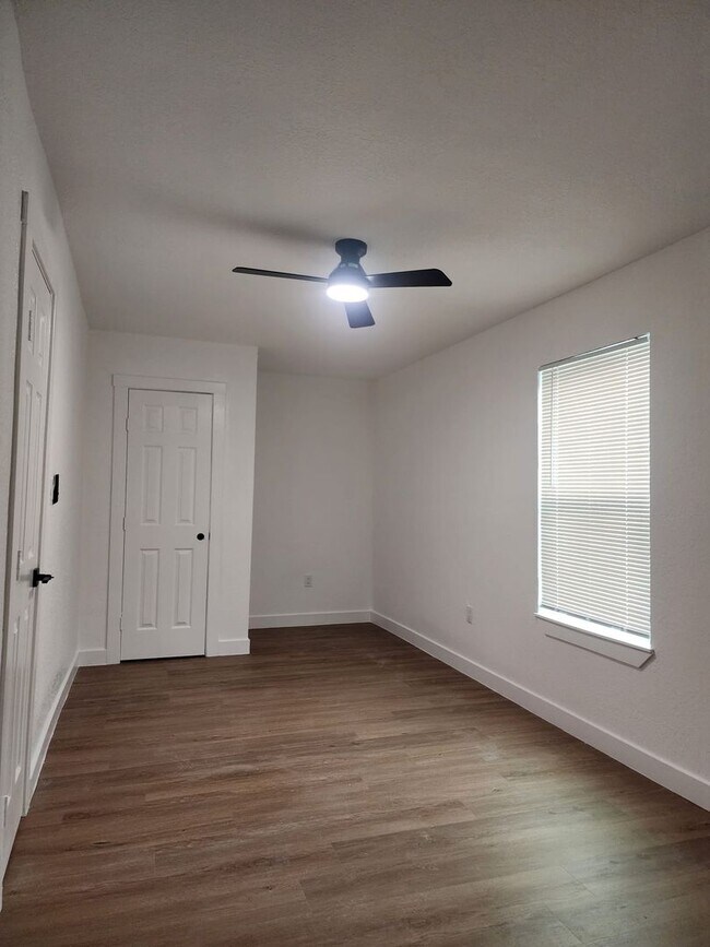 Foto del edificio - BEAUTIFUL HOME IN LA PORTE TX. MOVE IN READY!.
