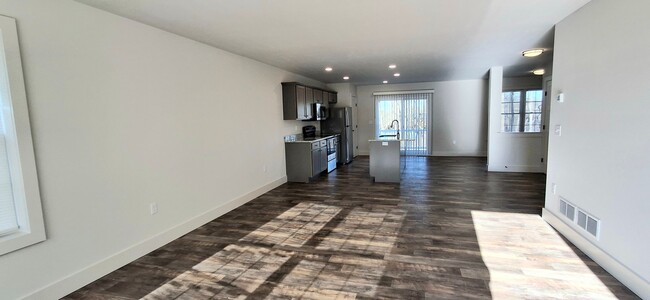 Building Photo - 3 Bedroom 2.5 Bathroom Available in Elizab...