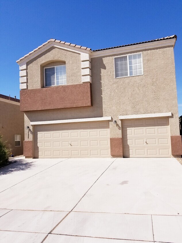 Primary Photo - Lovely 2900 sq ft 4 bedroom 3 1/2 bath hom...