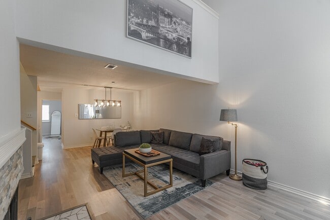 Foto del edificio - 16800 Sugar Pine Dr