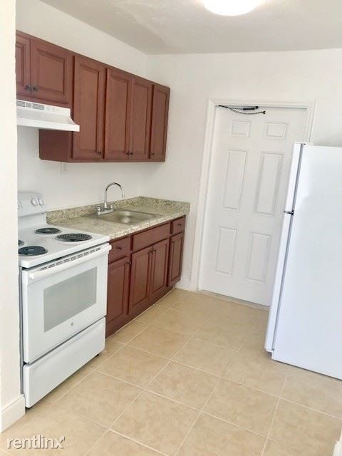 Foto del edificio - 12275 Lakeshore Dr
