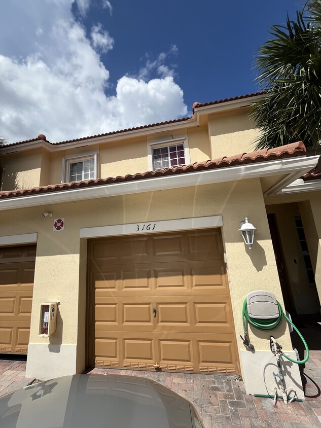 frente - 3161 NW 33rd St