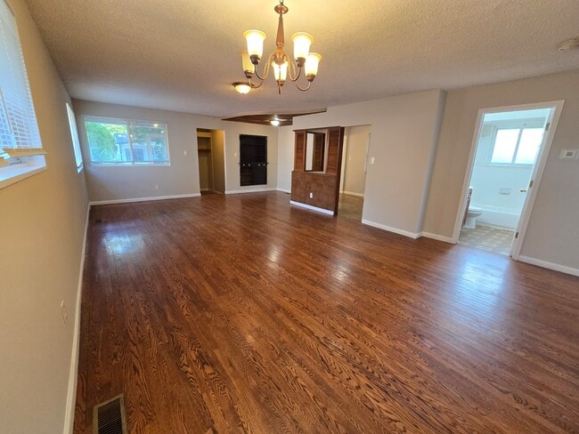 Building Photo - 2223 Lovett Dr