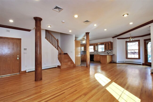 Building Photo - 600 Grand St