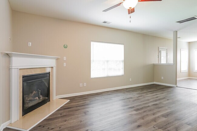 Foto del edificio - 242 River Hills Dr