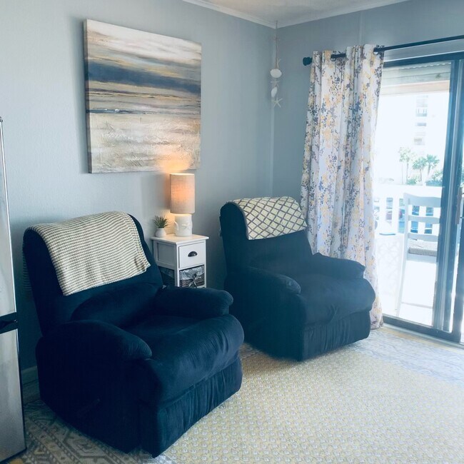 Living Area - 3938 Surfside Blvd