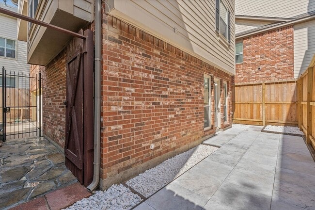 Building Photo - 1315 Anita St