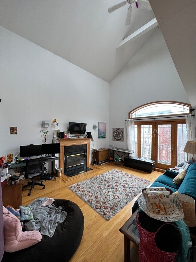 Building Photo - 4101 N Kenmore Ave