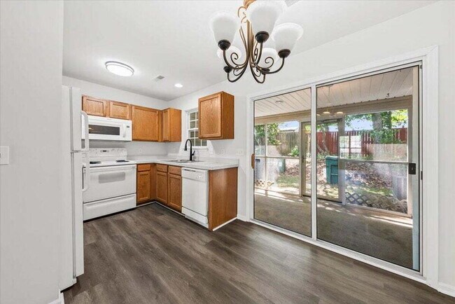 Building Photo - 2 Bedrooms Townhouse