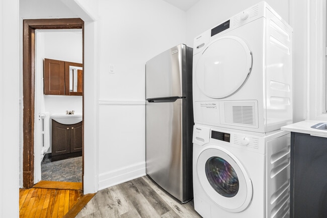 Building Photo - 4702 Ch Queen-Mary