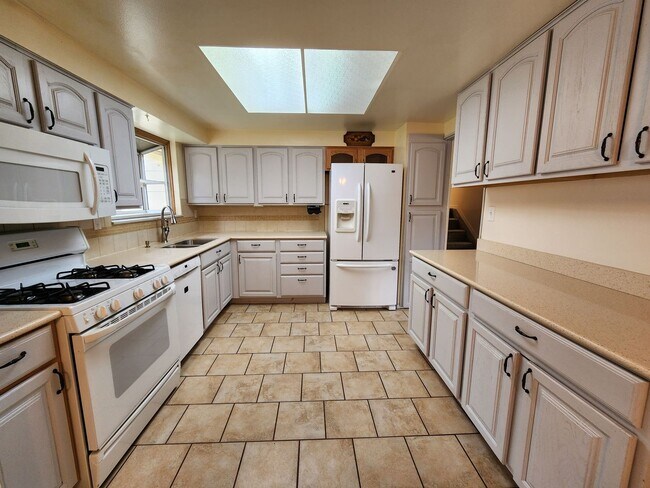 Foto del edificio - Charming 5-Bed, 3-Bath Home Near Ft. Carson