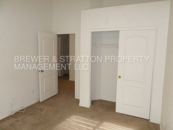Building Photo - 602 N Piedra