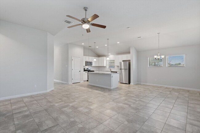 Building Photo - Perfect 3 bed 2 bath home - 221 Bridgeston...